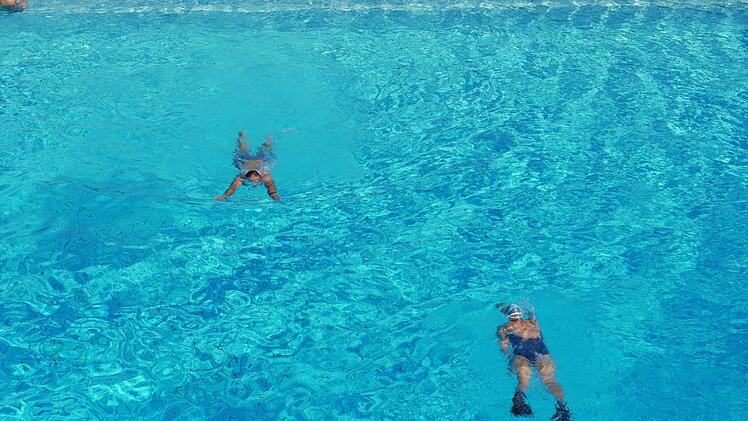 Damit es in den Schwimmbecken nicht zu gro&szlig;en Andrang gibt, ist auch dort die Besucherzahl reglementiert. Vor allem die sportlichen Schwimmer freut das, weil sie jetzt mehr Platz haben als sonst. Foto: Heike Beudert