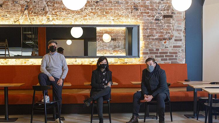 Till Deininger, Linda Le und Lars Baldes (von links) eröffnen trotz Lockdown ihren neuen Laden "Adams Eatery" in der Langen Straße. Im nächsten Jahr sollen Hotel, Restaurant und Bar hinzukommen.Till Deininger