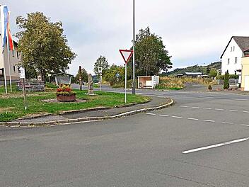 Auf dem Dorfplatz in Zeyern soll im Rahmen der Dorferneuerung ein Gemeinschaftshaus entstehen. Die Realisierung des Projekts schreite zu langsam voran, kritisieren wohl einige B&uuml;rger. Veronika Schadeck