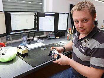 Jakob Dral, 32, hat sich als Ein-Mann-Unternehmer darauf spezialisiert, Apple-Produkte, Handys und Kameras zu reparieren. Foto: Barbara Herbst