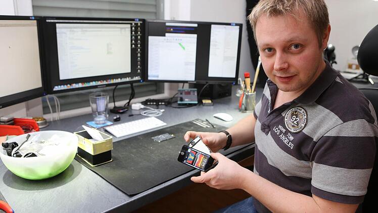 Jakob Dral, 32, hat sich als Ein-Mann-Unternehmer darauf spezialisiert, Apple-Produkte, Handys und Kameras zu reparieren. Foto: Barbara Herbst