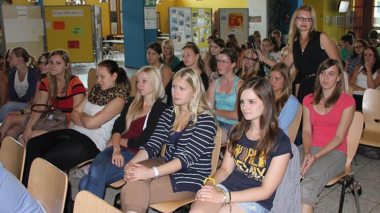 Laura Würstlein (stehend) interviewte ihre Mitschülerinnen, wie Annika Hartlieb (vorne rechts) und Cornelia Schmitt (zweite Reihe, Zweite von links).Fotos: Ralf Kestel