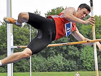 Daniel Hoseus überquerte beim Stabhochsprung 3,70 Meter.