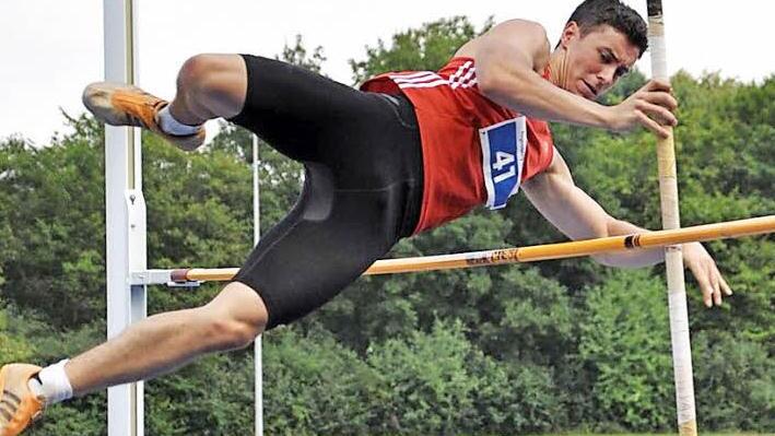 Daniel Hoseus überquerte beim Stabhochsprung 3,70 Meter.
