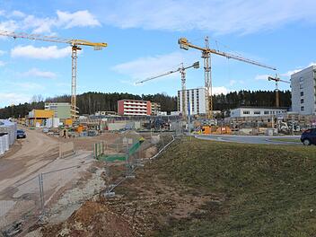 Der Klinikneubau in Lichtenfels will neue Standards setzten beim Energiemanagement. Wissenschaftlich wird das Projekt darum von nun an begleitet von den Hochschulen Hof und Coburg sowie der Universität Bayreuth.  Foto: Barbara Herbst