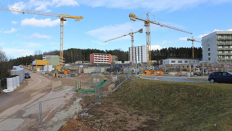 Der Klinikneubau in Lichtenfels will neue Standards setzten beim Energiemanagement. Wissenschaftlich wird das Projekt darum von nun an begleitet von den Hochschulen Hof und Coburg sowie der Universität Bayreuth.  Foto: Barbara Herbst
