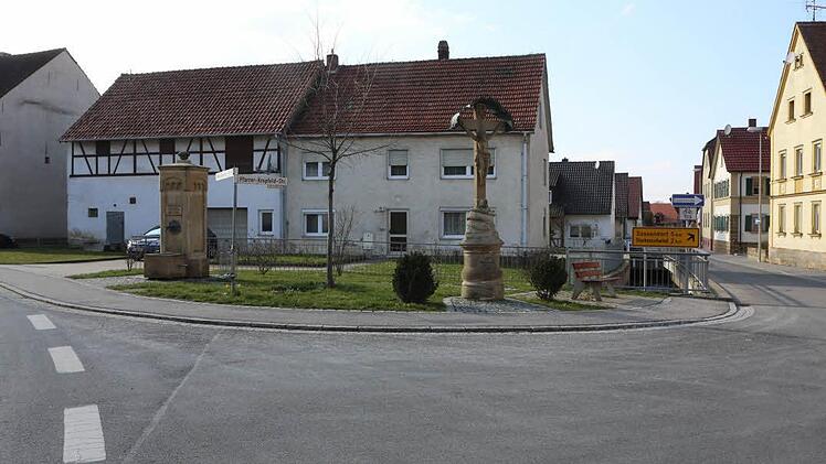 An der vor gut drei Jahren gestaltenen Kreuzung in Straßgiech trefefn die Staatsstraße und die Kreisstraße aufeinander.  Foto: Barbara Herbst