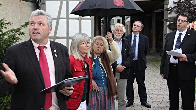 Bürgermeister Jürgen Hennemann (links) und Christoph Dupire, Präsident der Rotarier aus Camembert (rechts), hielten Ansprachen, die von Ute Arbogast (2. von links) übersetzt wurden.  Foto: Helmut Will