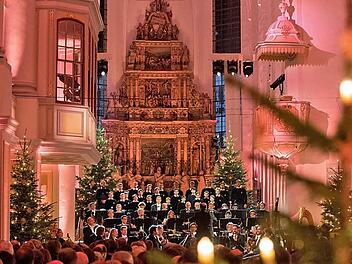 Die frisch sanierte Morizkirche bot nicht nur den Rahmen für die Christmette, sondern auch für die Sendung "Weihnachten mit dem Bundespräsidenten", die dort am 16. Dezember aufgezeichnet wurde. Die 58-minütige Sendung mit internationalen Stars kann noch bis zum Freitag, 30. Dezember, 19 Uhr, in der ZDF-Mediathek abgerufen werden. Foto: Daniel Karmann/ZDF
