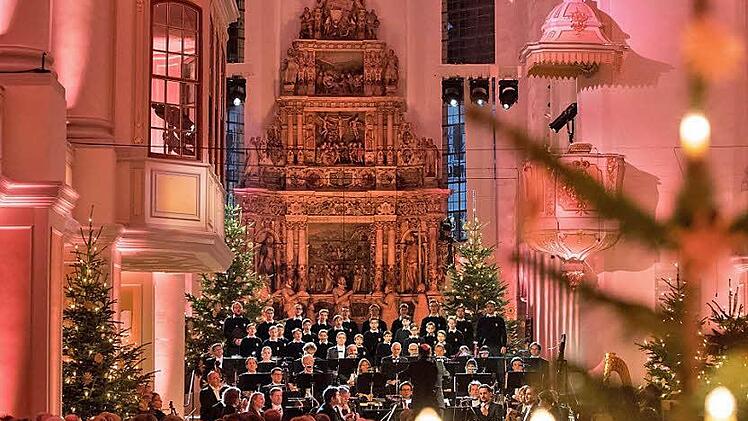 Die frisch sanierte Morizkirche bot nicht nur den Rahmen für die Christmette, sondern auch für die Sendung "Weihnachten mit dem Bundespräsidenten", die dort am 16. Dezember aufgezeichnet wurde. Die 58-minütige Sendung mit internationalen Stars kann noch bis zum Freitag, 30. Dezember, 19 Uhr, in der ZDF-Mediathek abgerufen werden. Foto: Daniel Karmann/ZDF