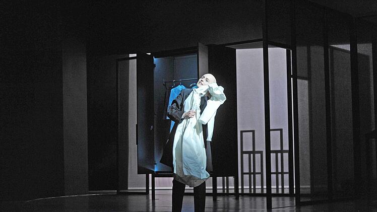 "The Raven": Szene aus Toshio Hosokawas Kammeroper mit Verena Usemann. Das Werk feierte am Landestheater Coburg.Foto: Andrea Kremper