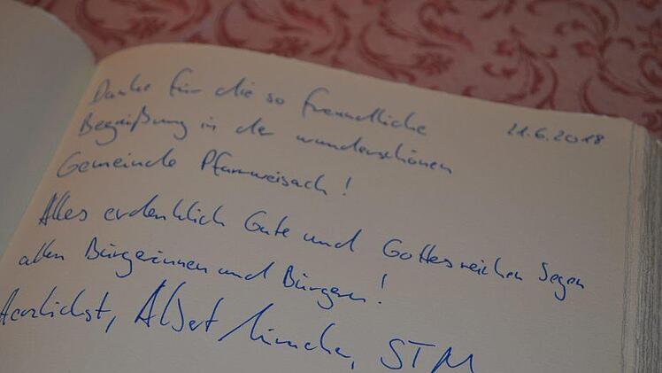 "Danke für die freundliche Begrüßung in der wunderschönen Gemeinde Pfarrweisach! Alles erdenklich Gute und Gottes reichen Segen allen Bürgerinnen und Bürgern!", schrieb Minister Füracker in das Goldene Buch der Gemeinde Pfarrweisach.Simon Albrecht