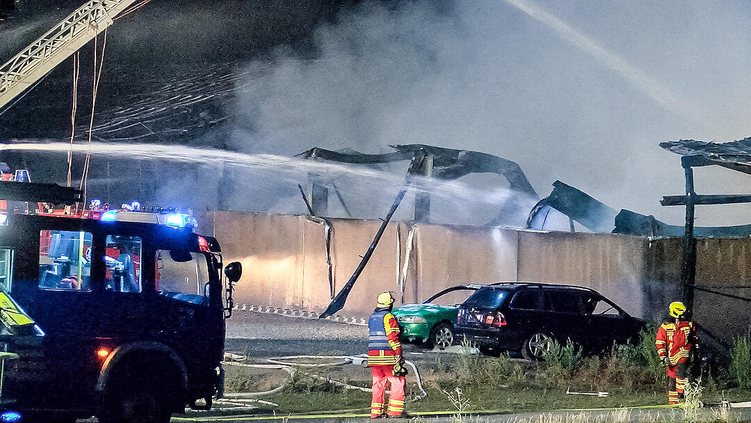 Fahrzeughalle im Kreis Kitzingen komplett ausgebrannt
