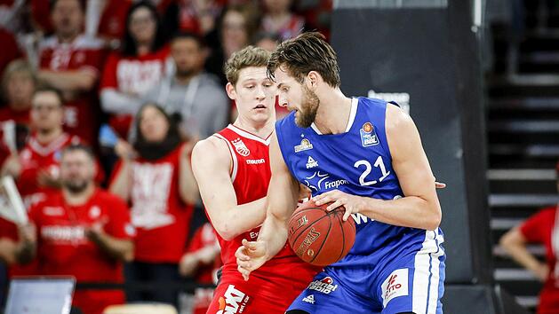 Leon Kratzer (vorne), hier im Duell mit seinem ehemaligen Teamkollegen Patrick Heckmann, wurde von den Bamberger Fans mit viel Applaus begr&uuml;&szlig;t. Foto: Daniel L&ouml;b