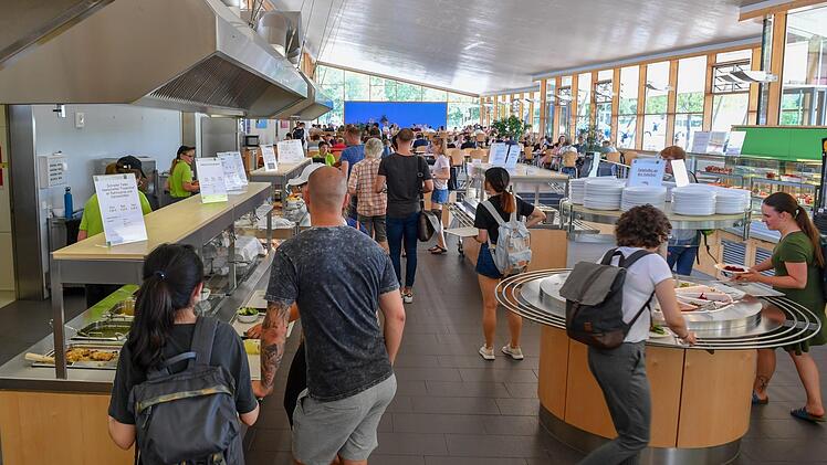 Über das Essen in der Mensa zu motzen, gilt bei Studenten zum guten Ton. Foto: Ronald Rinklef