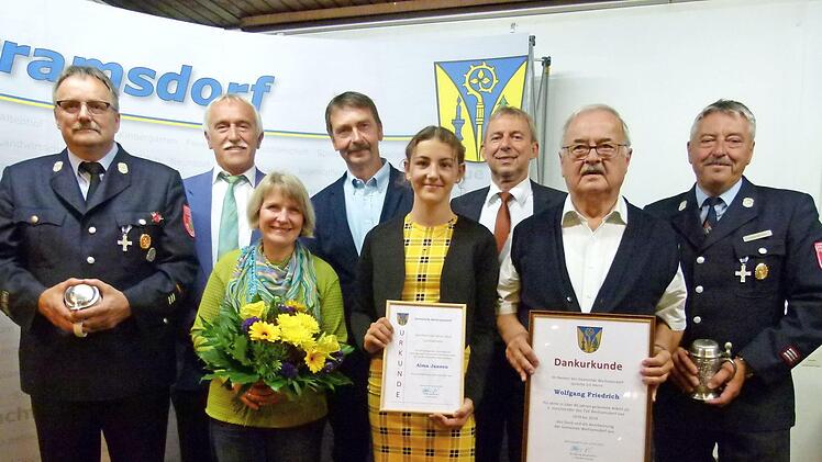 Ehrung von Ehrenamtlichen und der Sportlerin des Jahres (von links): Ulrich Höhn, Werner Hanke, Almuth-Susanne Fischer, Michael Rädlein, Alma Maria Janson, Wolfgang Bauersachs, Wolfgang Friedrich und Jürgen Schlücke Fotos: Lothar Weidner
