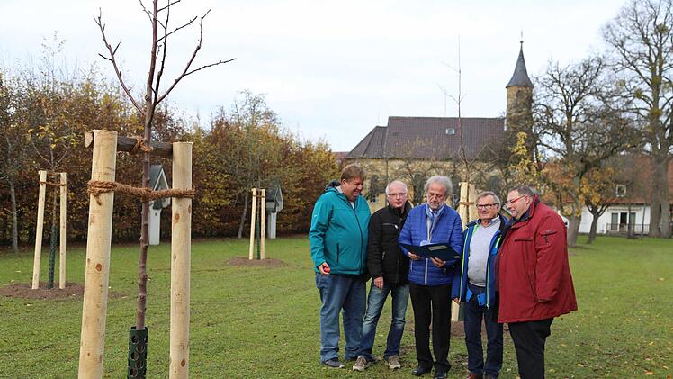 Stefan Hack, Peter Deckert, Reinhardt Glauber und Michael Gehret begutachten die Anpflanzungen.  Foto: Franz Galster