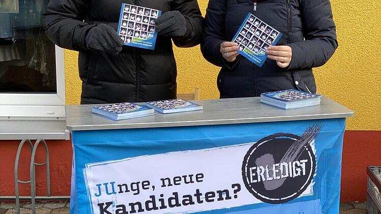 Die Stadtratskandidaten Max Stopfer und Eva Gottschalk werben am JU-Infostand für Unterschriften.  Foto: Konrad Körner