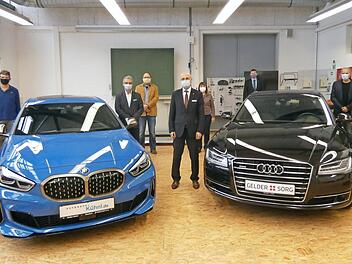 Die Auszubildenden im Kfz-Bereich am Staatlichen Beruflichen Schulzentrum Haßfurt können ab sofort mit einem BMW 135i und einem Audi A8 im Unterricht ihre Kenntnisse und Fertigkeiten ausbauen (von links): Schulleiterin Heidrun Görtler, Lehrer Christoph Lindner, BMW-Vertriebsmanager Holger Fey, Abteilungsleiter Torsten Frenz, Landrat Wilhelm Schneider, Evelyne Eck (Autohaus Kühnl und Eck), Kreiskämmerer Marcus Fröhlich, Rudolf Hart und Rudolf Schmitt (beide Autohaus Gelder & Sorg).  Foto: Chri...