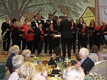 Der Liederabend in Arnshausen fand sehr viel Zuspruch. Es wurden zus&auml;tzliche Tische und St&uuml;hle aufgestellt.