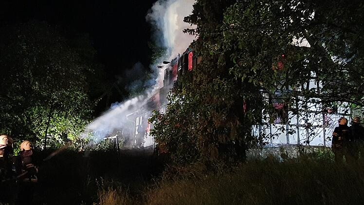 Gebäude in Flammen, Feuerwehrkräfte bei Löscharbeiten
