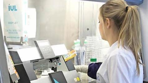 Larissa Büchs bei einer mikrobiologischen Reinheitsprüfung.