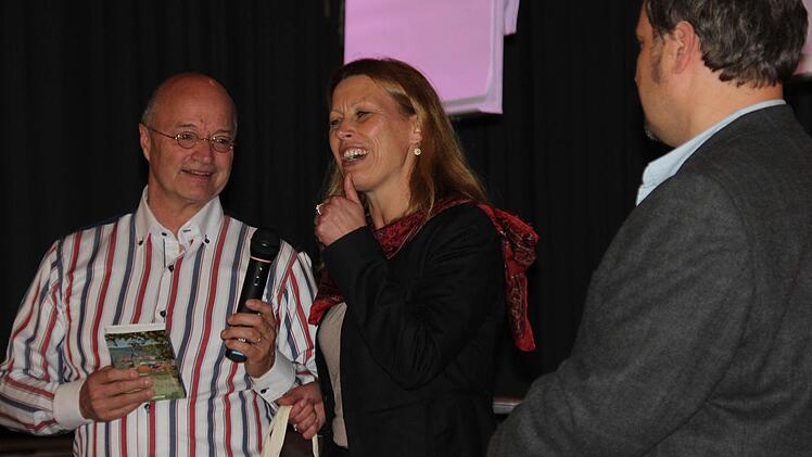 Ulrike Zettelmeier und Philipp Arnold bedankten sich beim Referenten Foto: Ralf Kestel