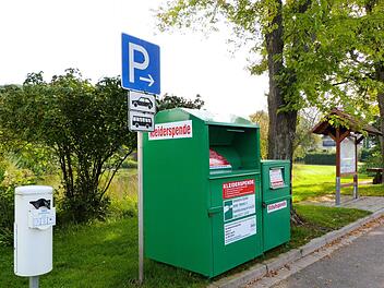 Der Altkleider-Container der derzeit am Dorfsee steht ist nach Meinung vieler Bürger und Gemeinderäte nicht die beste Visitenkarte für Stettfeld. Er wandert deshalb demnächst neben die Trafostation am "Säumarkt".  Foto: Christian Ziegler