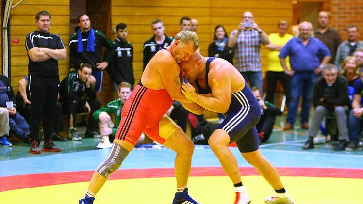 Routinier Andreas Spatschke (links) bezwang Sebastian Elm. Foto: Monika Limmer