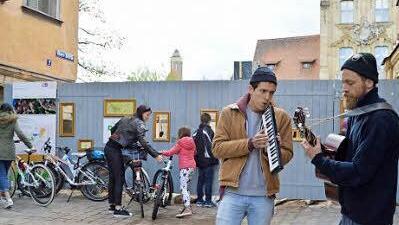 Der Bauzaun auf der Inselseite wird ab Anfang Mai ein Stück weiter Richtung Obstmarkt rücken. Die Musiker spielten im Zuge des Kulturprogramms auf der Oberen Brücke. Foto: Stadt Bamberg/Franz Eibl