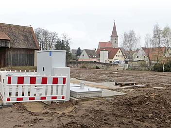 Die Modernisierung der Abwasseranlage - hier die Baustelle an der Fürther Straße in Münchaurach - kostet die Gemeinde auch 2017 noch Geld. Foto: Richard Sänger