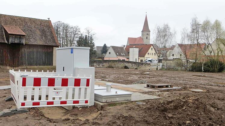 Die Modernisierung der Abwasseranlage - hier die Baustelle an der Fürther Straße in Münchaurach - kostet die Gemeinde auch 2017 noch Geld. Foto: Richard Sänger