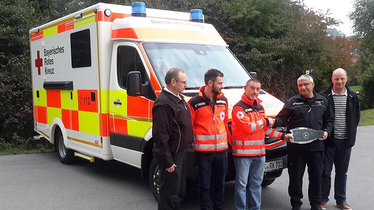 Mit einem überdimensionalen Fahrzeugschlüssel wurde der neue Wagen für die Bad Brückenauer Rettungswache offiziell übergeben. Die symbolische Handlung vollzogen die Rotkreuzler (von links) Thomas Weber, Stefan Koch, Alexander Schelbert, Rudolf Baier und Manuel Vorndran. Foto: Rolf Pralle