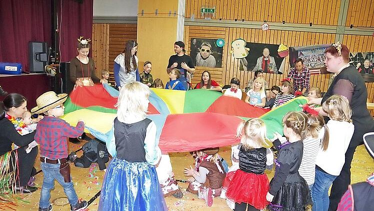 Die Kinder in Steinberg hatten viel Spaß bei Animation nonstop mit demTeam des örtlichen Kindergartens. Foto: Heike Schülein