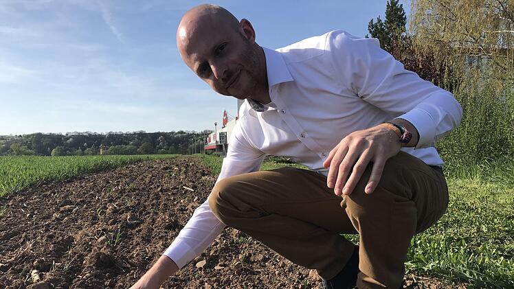 Jan Angermüller zeigt auf die noch winzigen Pflanzen. Anja Vorndran