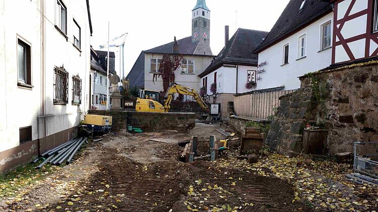Im Schlossgraben werden der Kanal und die Versorgungsleitungen erneuert.   Foto: Richard Sänger