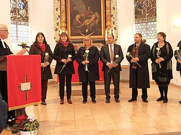 Dank und Anerkennung: Pfarrer Volkmar Gregori (links) bei der Verabschiedung der langjährigen Kirchenvorsteher, die 1224 Jahre dem Gremium angehörten: Gisela Hümmer, Anja Will, Alexandra John, Klaus Thein, Andreas Koch, Sigrid Rippstein und Elke Maußer.  Foto: Günther Geiling