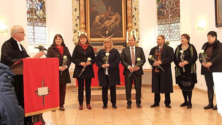 Dank und Anerkennung: Pfarrer Volkmar Gregori (links) bei der Verabschiedung der langjährigen Kirchenvorsteher, die 1224 Jahre dem Gremium angehörten: Gisela Hümmer, Anja Will, Alexandra John, Klaus Thein, Andreas Koch, Sigrid Rippstein und Elke Maußer.  Foto: Günther Geiling