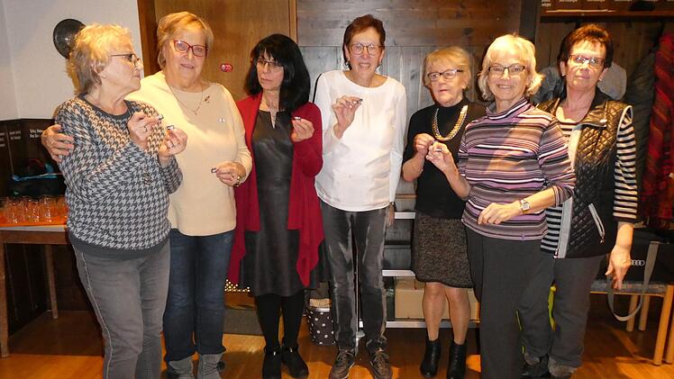 Die Mitglieder (von links): Bernhilde Sebald-Roth, Elisabeth Zehden, Ana Dimova-Heinickel, Gabriele Steige, Doris Vogel, Karin Kächele und Marlene Hammelmann erhielten eine Auszeichnung.  Fotos: Harald Remmers