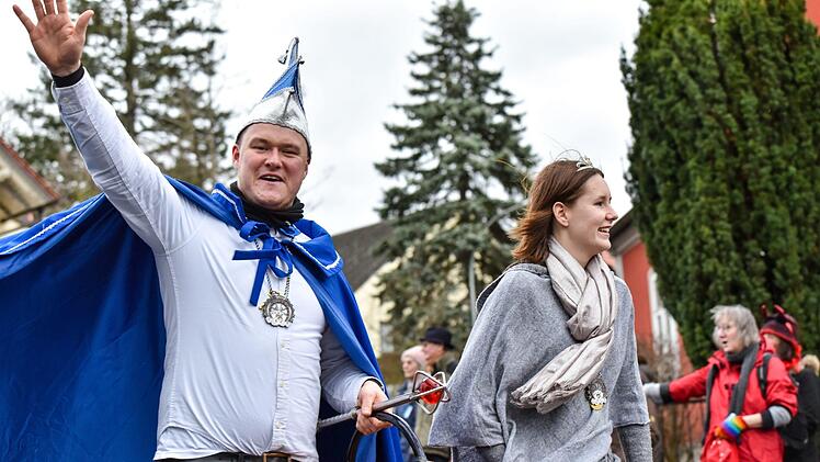Der Eberner Gaudiwurm trotzte dem trüben Wetter und versprühte tolle Faschingsstimmung. Foto: Ryan Evans