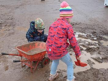 Die Idee einer Matschgrube im neuen Au&szlig;enbereich d&uuml;rfte bei den Kindern gut ankommen.     Foto: Thomas Sch&ouml;bel