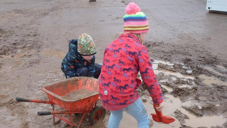 Die Idee einer Matschgrube im neuen Außenbereich dürfte bei den Kindern gut ankommen. Foto: Thomas Schöbel Die Idee einer Matschgrube im neuen Außenbereich dürfte bei den Kindern gut ankommen. Foto: Thomas Schöbel