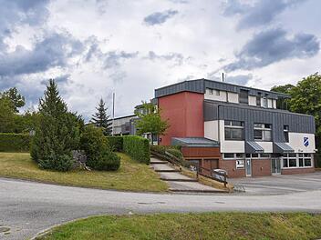 Das Gemeindezentrum und Rathaus Hausen wird saniert. Im unteren Bereich ist die Gaststätte, die  ebenfalls saniert wird.  Foto: Karl Heinz Wirth