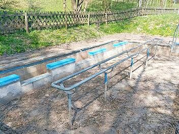 Problemfall Kneippbecken: die ungünstige Lage zwingt immer wieder zu Reinigungsaktionen - nicht nur nach dem Winter, sondern auch nach Starkregen.