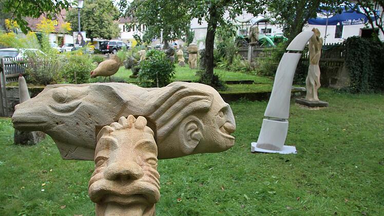 Auch im Skulpturengarten in Thurnau gibt es neue Werke zu sehen: Fantasievolle Gesch&ouml;pfe, H&uuml;hner, die viereckige Eier legen und mehr.
