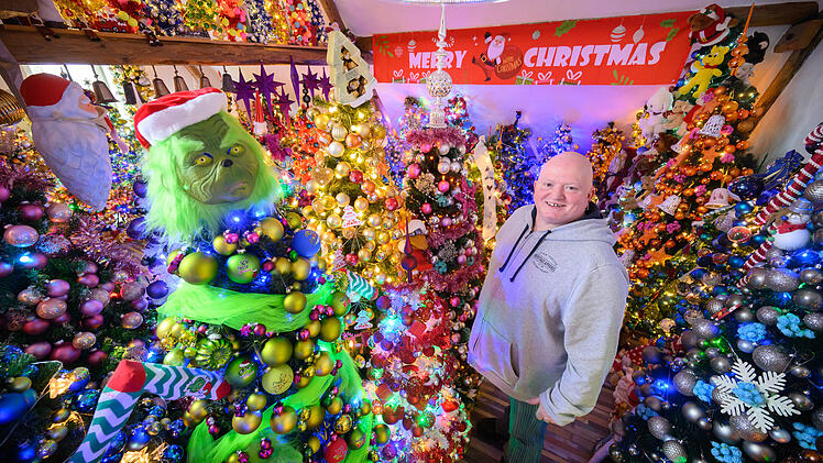 Familie schmückt Haus mit 600 Weihnachtsbäumen
