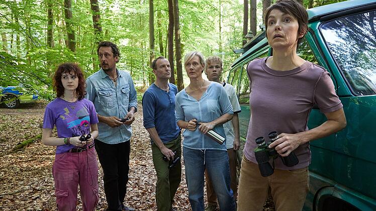 Die Hofgemeinschaft sucht Aaron (von links): Jella (C&auml;cilia Kircher), ihr Vater Bodo (Hans L&ouml;w), Thies (Mark Waschke), Inga (Anna Schudt), deren Sohn Lasse Herzog (Jona Lewin Nicolai) und Sophie (Julia Koschitz), die Mutter des Verschwundenen.