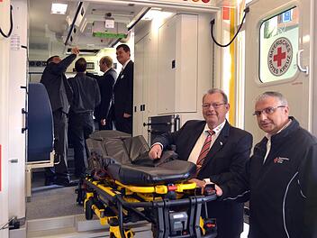 Peter Hausl (Bereichsleiter Rettungsdienst des Bayerischen Roten Kreuzes) besichtigt zusammen mit dem Kissinger Rettungsdienstchef Rudolf Bayer (vorne) einen der gezeigten ganz modernen Schwerlast-Rettungswagen. Mit solchen Fahrzeugen, die inzwischen bayernweit flächendeckend stationiert sind, können auch sehr stark übergewichtige Patienten adäquat transportiert werden. Foto: Peter Rauch