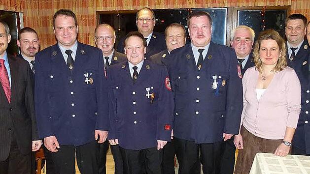 Ren&egrave; Hasse (zweiter von links) ist neuer Vorsitzender der Feuerwehr Ludwigschorgast. Unser Bild zeigt ihn zusammen mit (von links) stellvertretendem Landrat J&ouml;rg Kunstmann, Jochen K&ouml;hler, stellvertretendem Vorsitzenden Alfred Schreier, Reinhard Biedermann, Kreisbrandrat Stefan H&auml;rtlein, Kreisbrandmeister Karl Schott, Marco Wagner, stellvertretendem Vorsitzenden Ottmar Neff, B&uuml;rgermeisterin Doris Leithner-Bisani, Kommandant Stefan Braunersreuther und Kreisbrandmeisterin Daniela Wagner. Fotos: ...