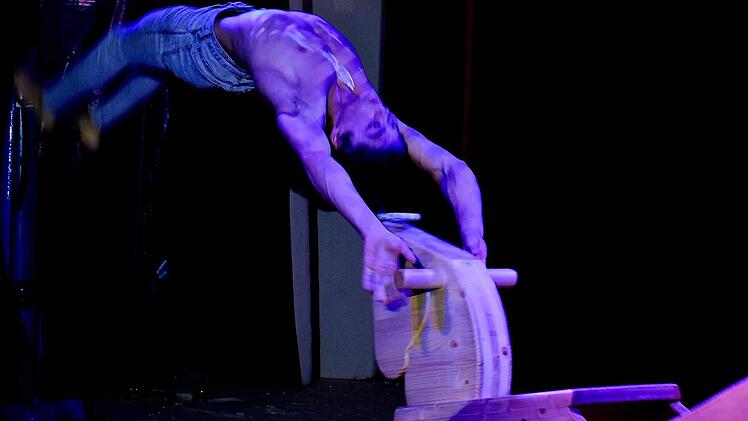 Vorstellung der Absolventen der Staatlichen Artistenschule Berlin im Circus Luna Foto: Gerd Schaar